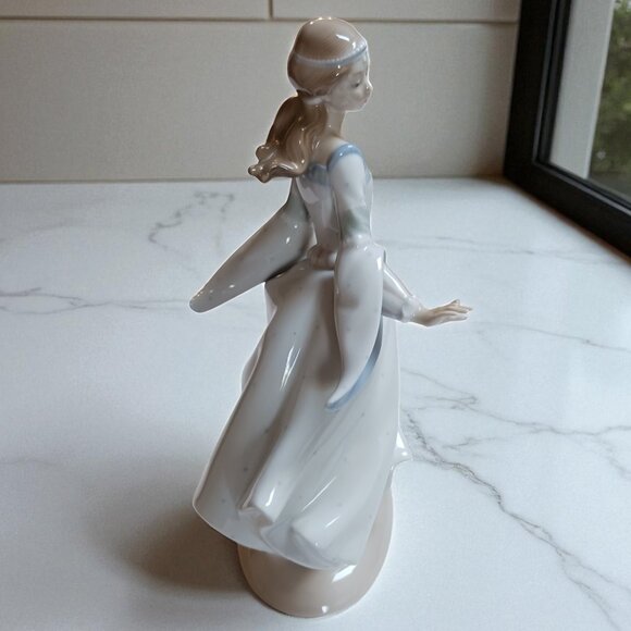 Vintage Lladro Cinderella #4828 Porcelain Figurine – “Lost Slipper” - Picture 5 of 15